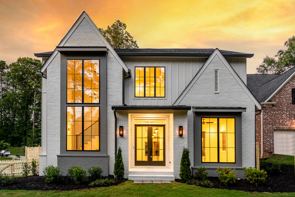 Zweistöckiges Klassisches Einfamilienhaus mit Backsteinfassade, weißer Fassadenfarbe, Satteldach, Schindeldach, grauem Dach und Wandpaneelen in Atlanta
