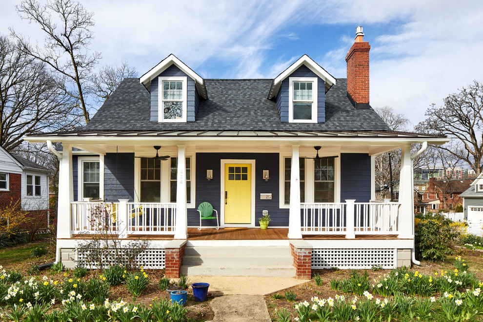 Aménagement d'une façade de maison bleue classique en panneau de béton fibré de taille moyenne et à un étage avec un toit à deux pans et un toit mixte.