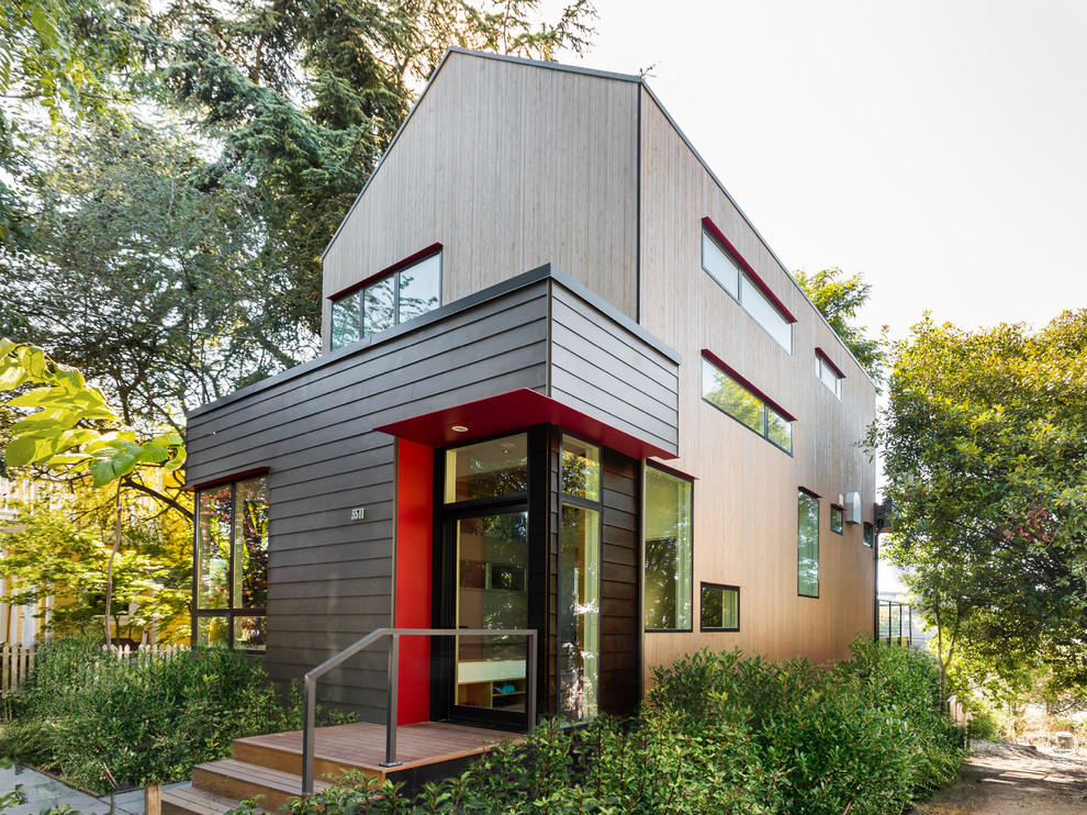 Стильный дизайн: разноцветный частный загородный дом в современном стиле с комбинированной облицовкой и двускатной крышей - последний тренд