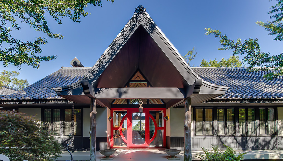 Пример оригинального дизайна: одноэтажный, разноцветный частный загородный дом в японском стиле в восточном стиле с двускатной крышей и черепичной крышей