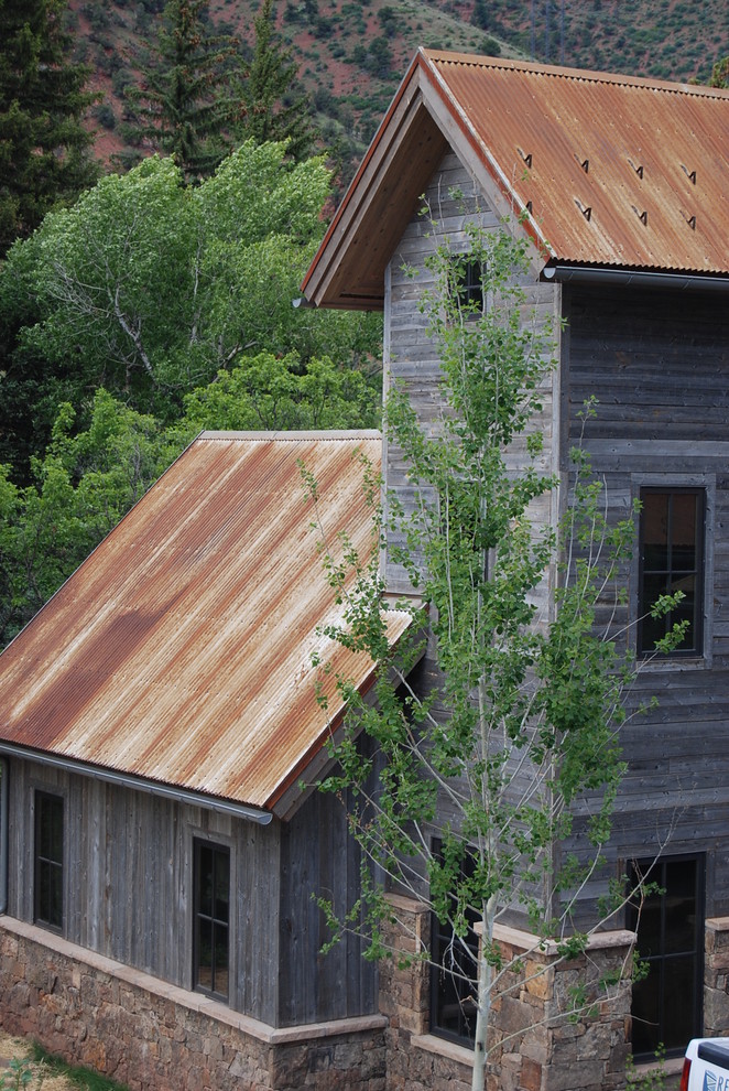 Ispirazione per la facciata di una casa rustica con rivestimento in legno