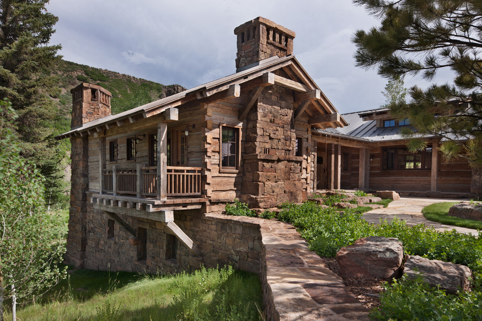 Zweistöckige, Geräumige Rustikale Holzfassade Haus mit Satteldach und brauner Fassadenfarbe in Denver