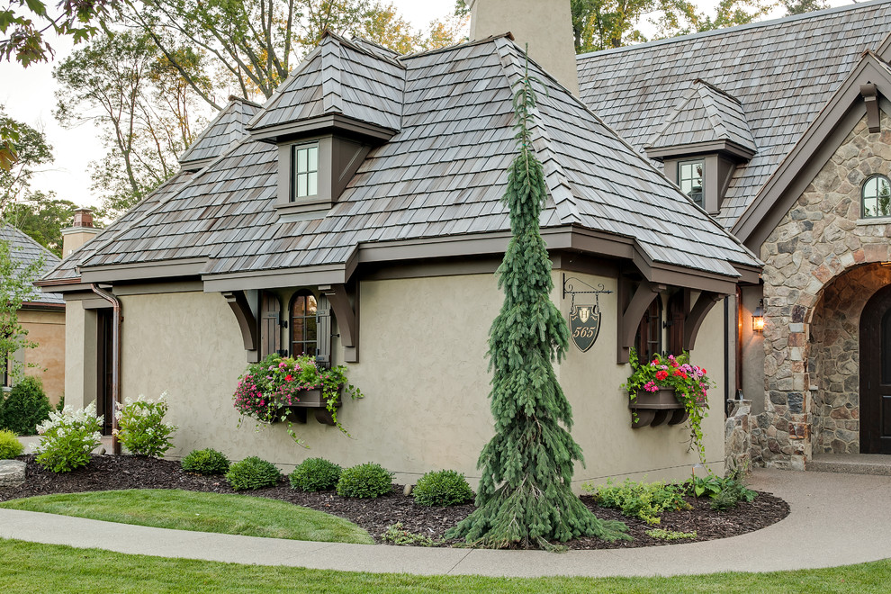 Dreistöckiges Klassisches Haus mit Steinfassade und beiger Fassadenfarbe in Minneapolis