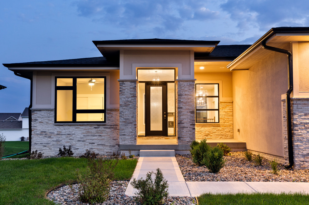 Großes, Einstöckiges Modernes Einfamilienhaus mit Mix-Fassade, bunter Fassadenfarbe, Walmdach und Schindeldach in Sonstige