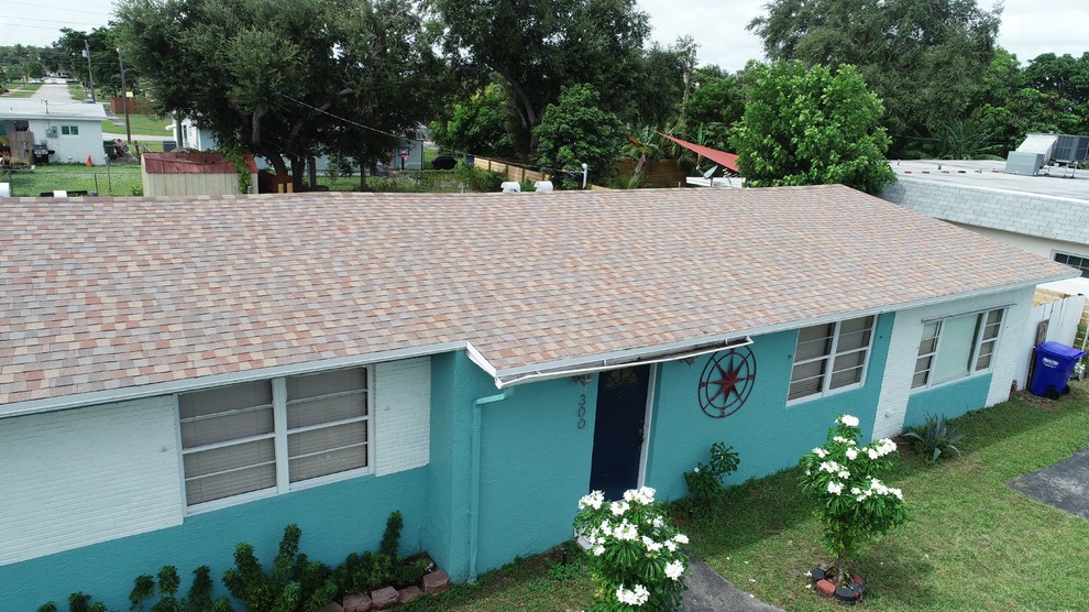 Mittelgroßes, Einstöckiges Klassisches Einfamilienhaus mit Putzfassade, blauer Fassadenfarbe, Satteldach und Schindeldach in Miami