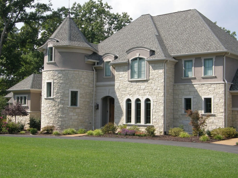 Идея дизайна: большой, двухэтажный, серый частный загородный дом в классическом стиле с облицовкой из камня и крышей из гибкой черепицы
