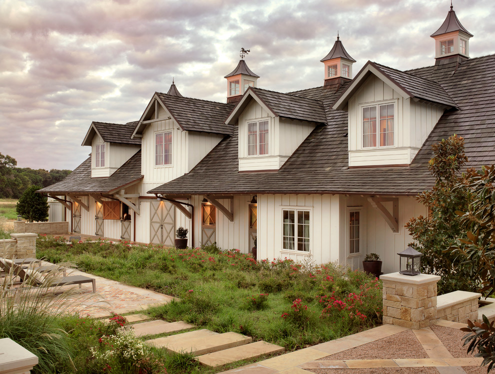 Zweistöckige Country Holzfassade Haus mit weißer Fassadenfarbe und Dachgaube in Austin