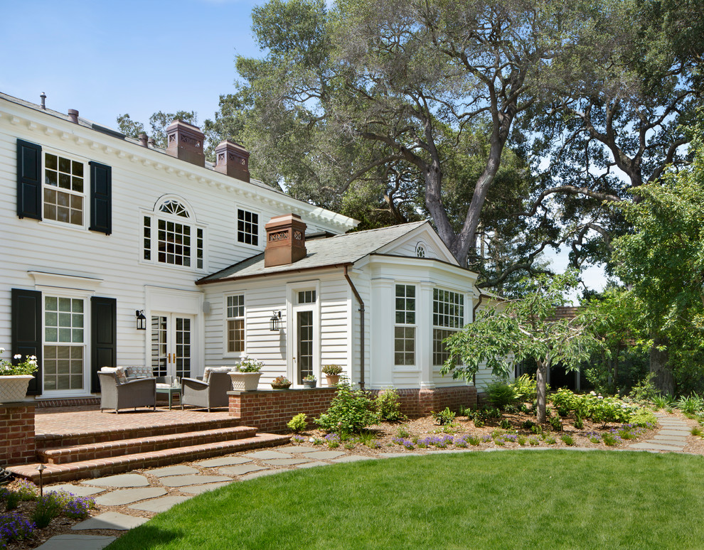 Пример оригинального дизайна: двухэтажный, деревянный, белый частный загородный дом в классическом стиле