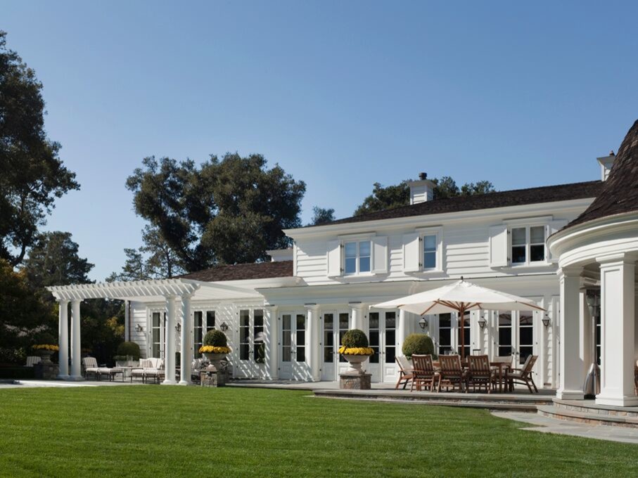Geräumiges, Zweistöckiges Klassisches Haus mit weißer Fassadenfarbe, Walmdach und Schindeldach in San Francisco