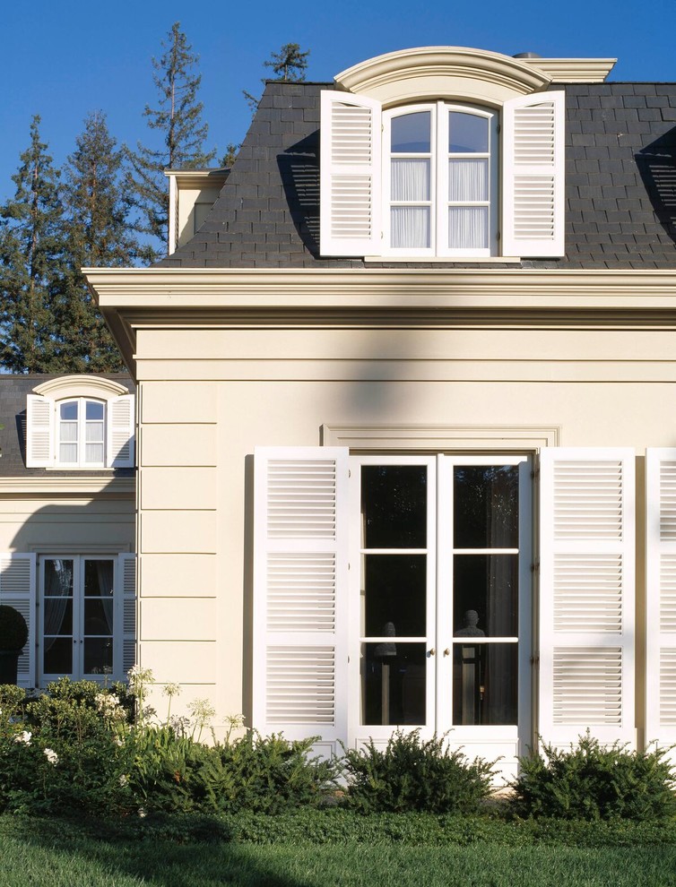 Idee per la villa grande beige classica a un piano con rivestimento in mattoni, tetto a mansarda e copertura a scandole