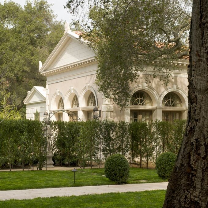 Idee per la villa grande beige classica a un piano con rivestimento in adobe, tetto a padiglione e copertura a scandole