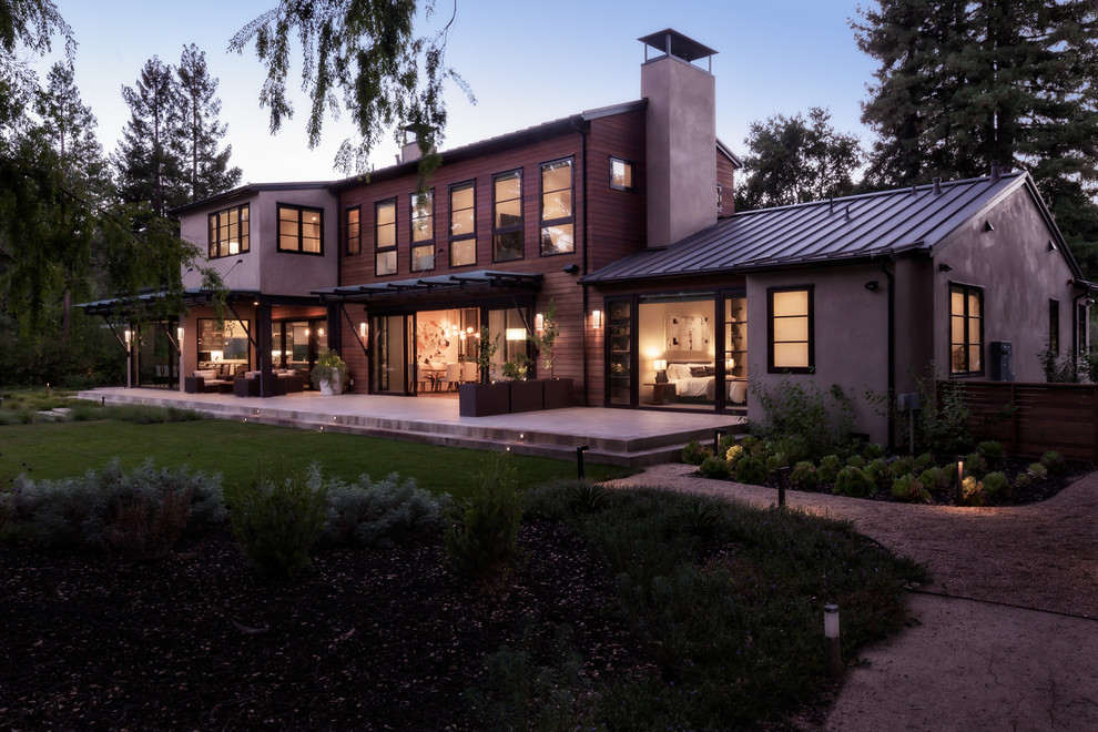 Imagen de fachada de casa multicolor minimalista grande de dos plantas con revestimientos combinados, tejado a dos aguas y tejado de metal
