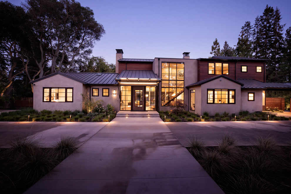 Diseño de fachada de casa multicolor contemporánea grande de dos plantas con revestimientos combinados, tejado a dos aguas y tejado de metal
