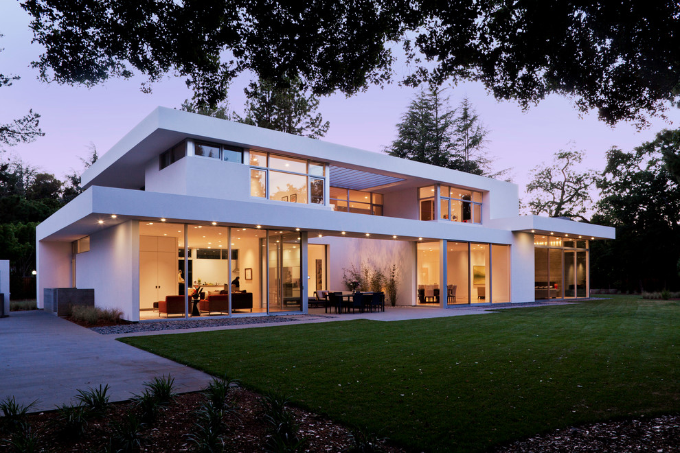Idee per la facciata di una casa grande bianca moderna a due piani con rivestimento in stucco e tetto piano