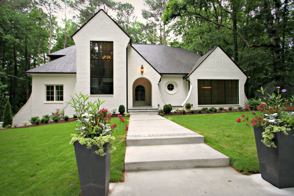 Aménagement d'une grande façade de maison blanche classique en briques peintes à deux étages et plus avec un toit à deux pans et un toit en shingle.