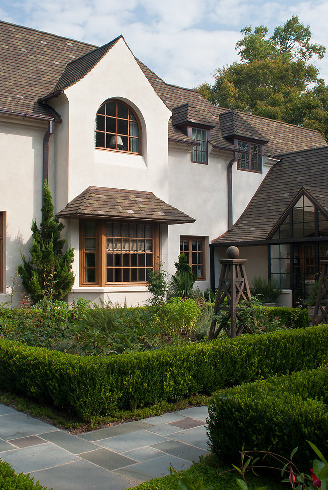 Пример оригинального дизайна: белый частный загородный дом в классическом стиле с черепичной крышей