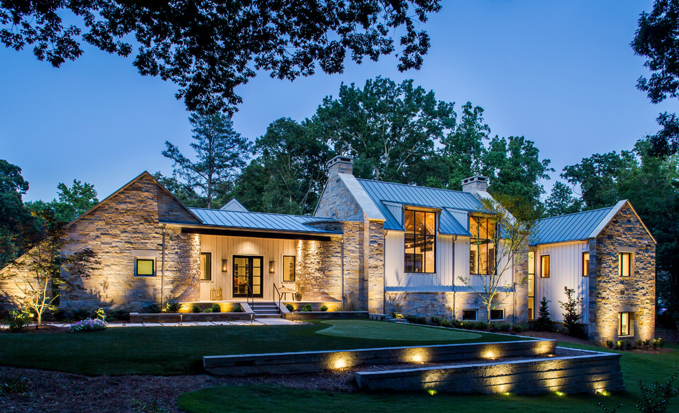 Geräumiges, Einstöckiges Landhaus Einfamilienhaus mit Mix-Fassade, beiger Fassadenfarbe und Blechdach in Atlanta