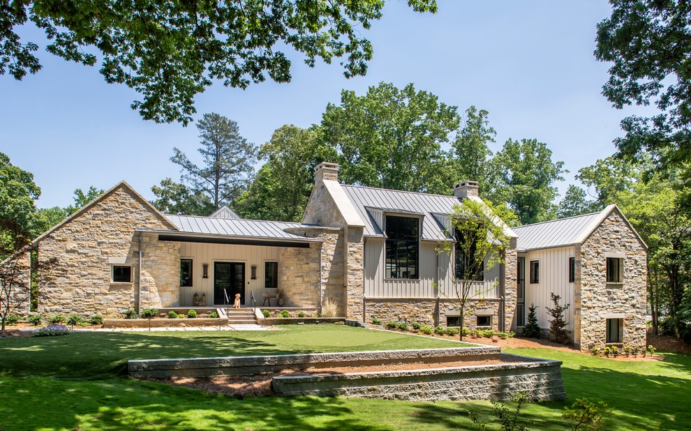 Country Einfamilienhaus mit Mix-Fassade, bunter Fassadenfarbe, Satteldach und Blechdach in Atlanta
