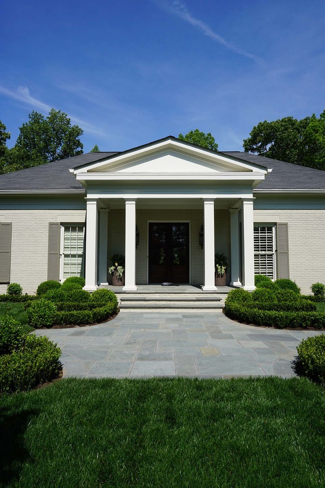 Einstöckiges, Mittelgroßes Klassisches Einfamilienhaus mit Backsteinfassade, beiger Fassadenfarbe, Satteldach und Schindeldach in Atlanta