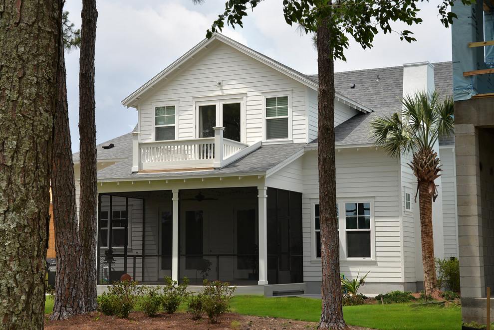Mittelgroßes, Zweistöckiges Maritimes Haus mit Faserzement-Fassade, weißer Fassadenfarbe und Satteldach in Jacksonville