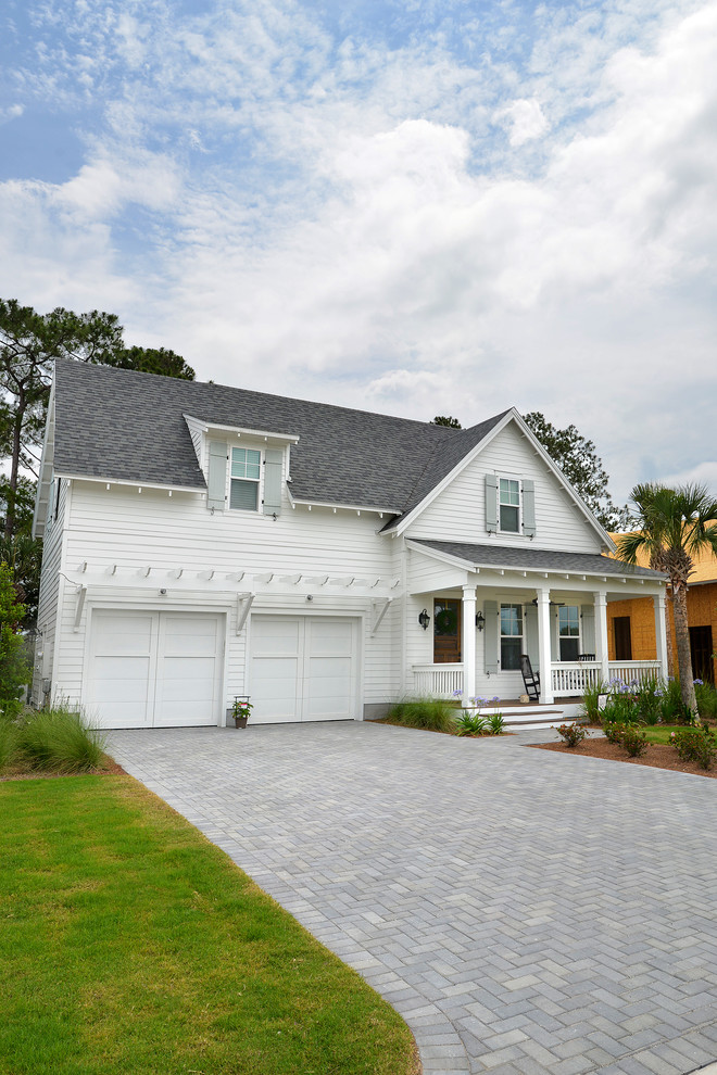 Cette image montre une façade de maison blanche marine en panneau de béton fibré de taille moyenne et à un étage avec un toit à deux pans.