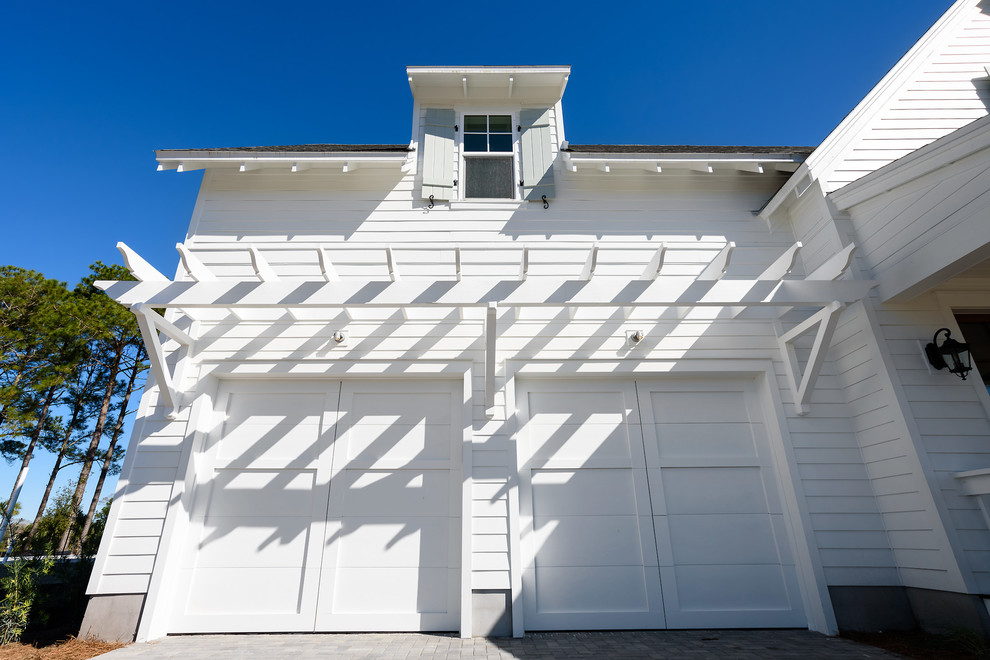 Mittelgroßes, Zweistöckiges Maritimes Haus mit weißer Fassadenfarbe, Walmdach und Schindeldach in Jacksonville