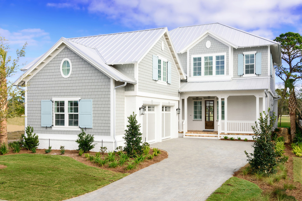Стильный дизайн: двухэтажный, деревянный, серый частный загородный дом среднего размера в морском стиле с вальмовой крышей и металлической крышей - последний тренд