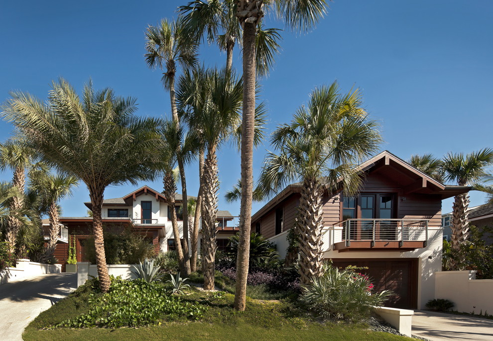 Modelo de fachada de casa multicolor tropical de dos plantas con revestimientos combinados, tejado a dos aguas y tejado de teja de madera