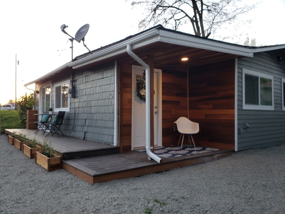 Cette photo montre une petite façade de maison grise chic de plain-pied avec un revêtement mixte et un toit en shingle.
