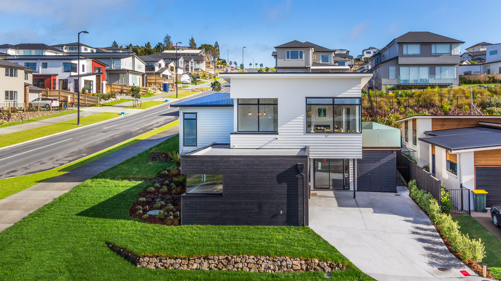 Inspiration for a large modern brown two-story vinyl exterior home remodel in Auckland