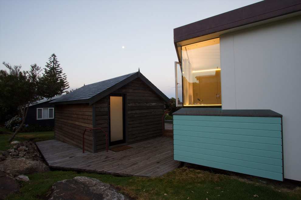 На фото: маленький, одноэтажный, деревянный, коричневый дом в морском стиле для на участке и в саду с