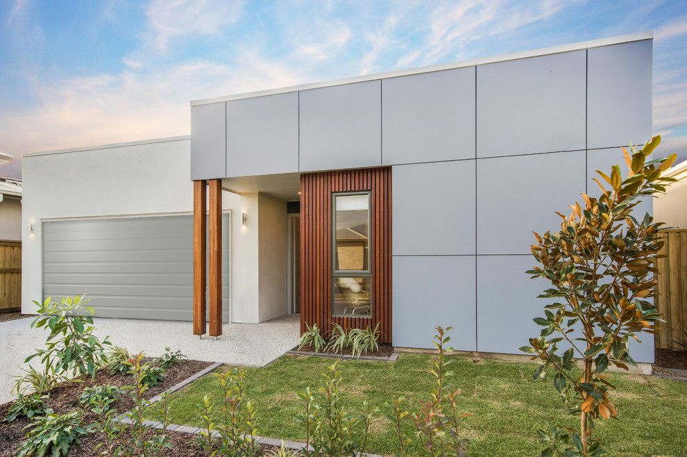 Стильный дизайн: одноэтажный, серый частный загородный дом в современном стиле с металлической крышей - последний тренд