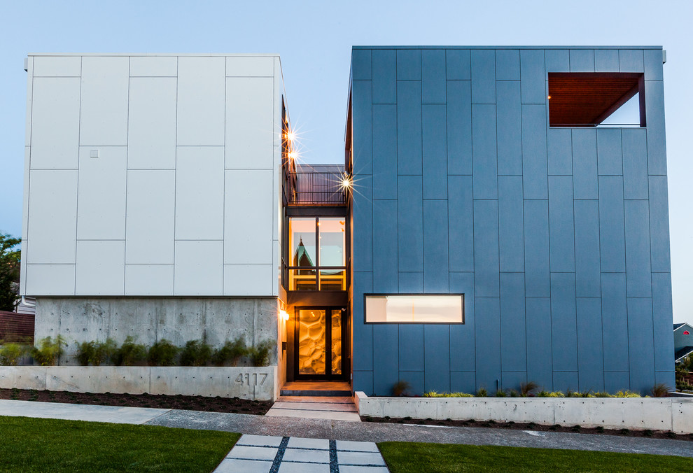 Foto della facciata di una casa blu contemporanea