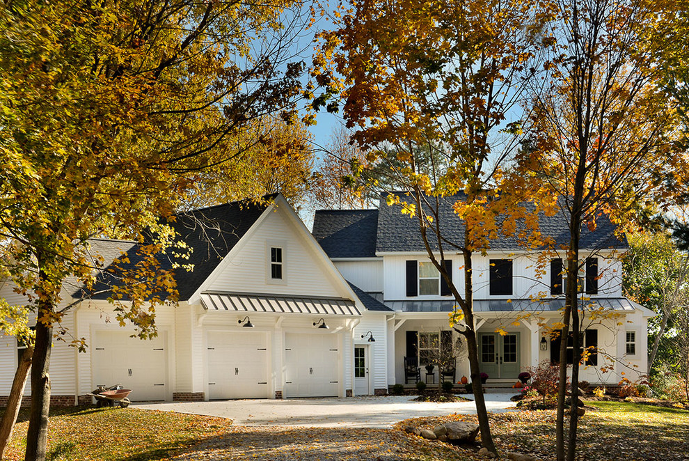 Idée de décoration pour une façade de maison blanche champêtre à un étage avec un revêtement en vinyle.