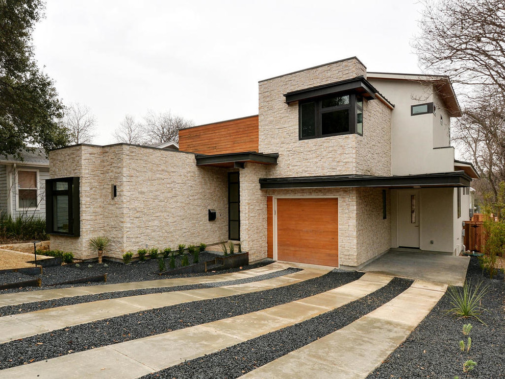 Стильный дизайн: двухэтажный, бежевый дом среднего размера в современном стиле с комбинированной облицовкой и плоской крышей - последний тренд