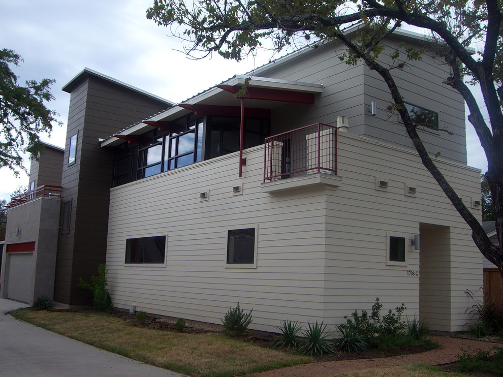 Kleines, Zweistöckiges Retro Haus mit Mix-Fassade und Flachdach in Austin