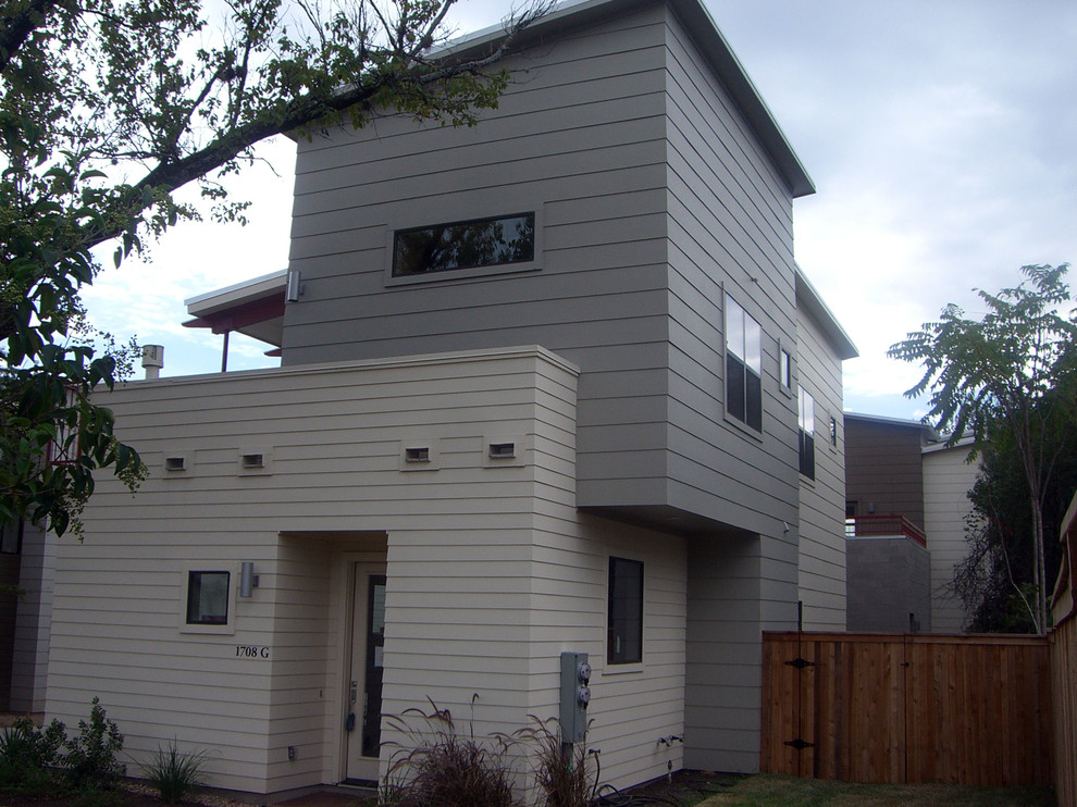 Idee per la facciata di una casa piccola moderna a due piani con rivestimenti misti e tetto piano