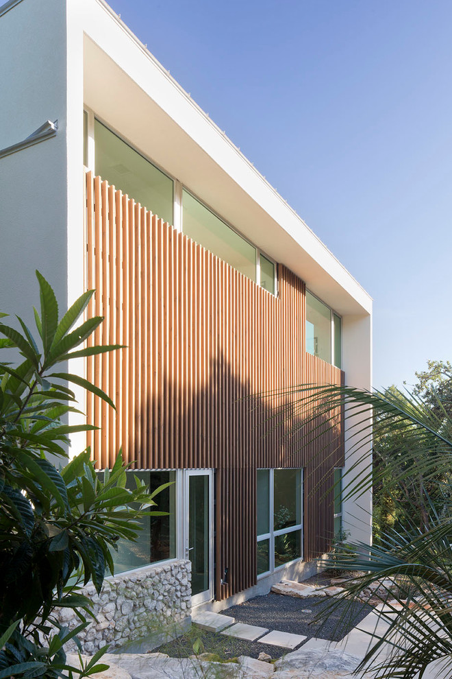Foto della facciata di una casa moderna a due piani con rivestimento in legno