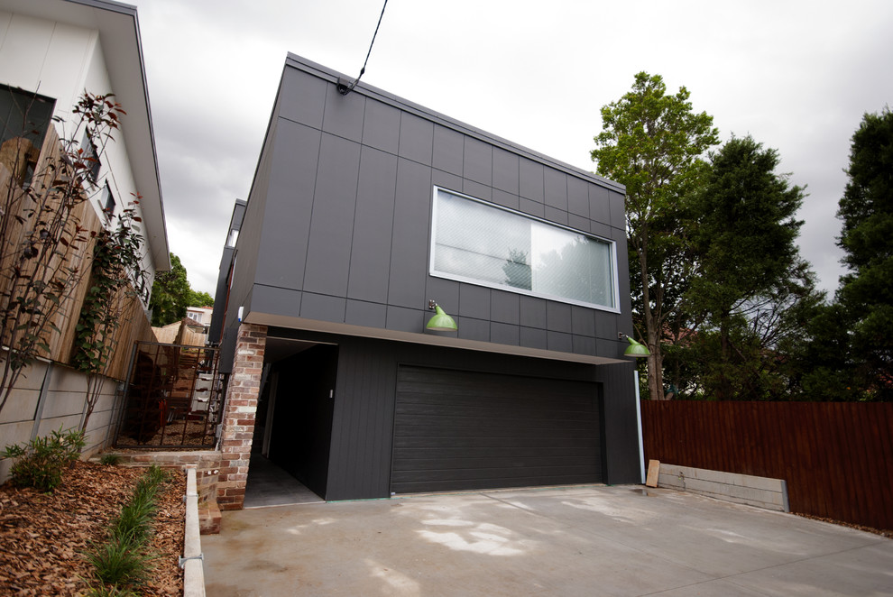 Großes, Zweistöckiges Industrial Haus mit Lehmfassade und schwarzer Fassadenfarbe in Brisbane