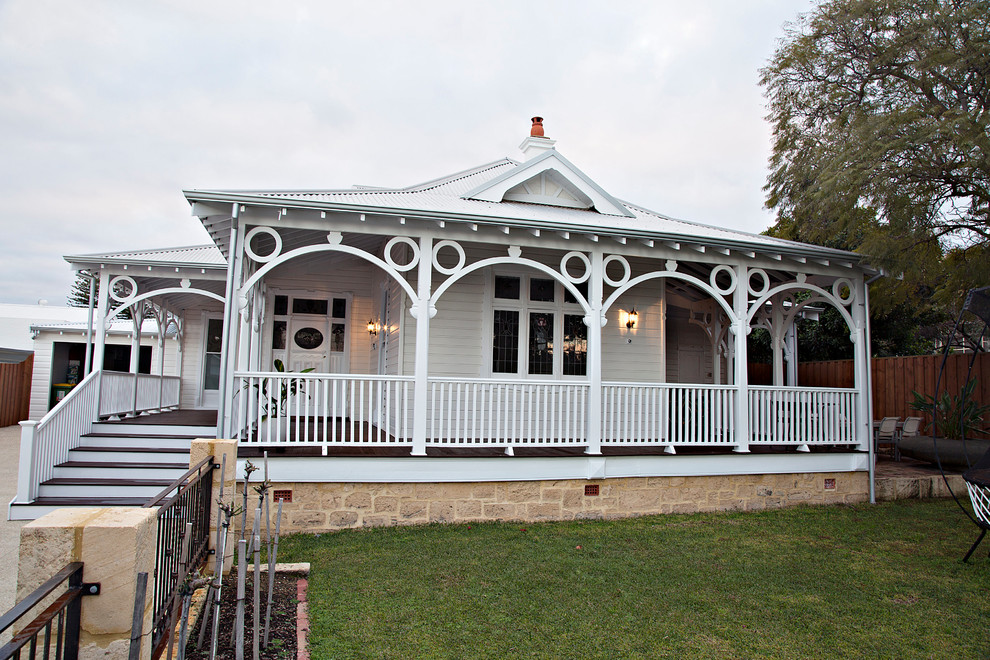 Zweistöckiges Klassisches Haus mit weißer Fassadenfarbe, Walmdach und Blechdach in Perth
