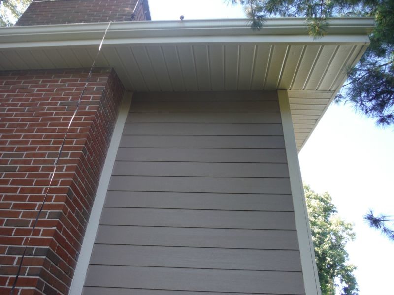 Kleines Haus mit Faserzement-Fassade und brauner Fassadenfarbe in St. Louis