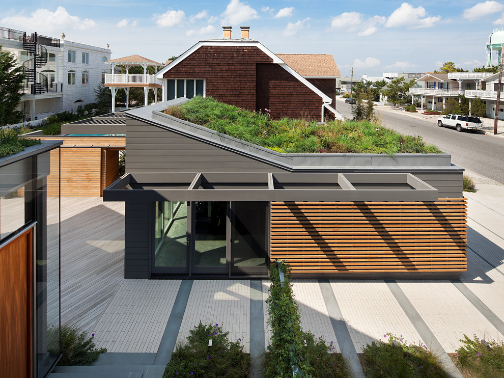 Exemple d'une façade de maison tendance en bois de plain-pied.