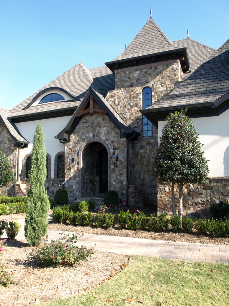 Geräumiges, Dreistöckiges Stilmix Haus mit Steinfassade und brauner Fassadenfarbe in Charlotte