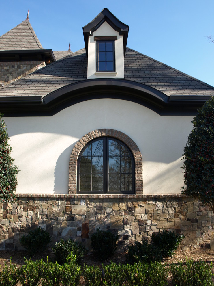 Esempio della facciata di una casa ampia marrone eclettica a tre piani con rivestimento in pietra