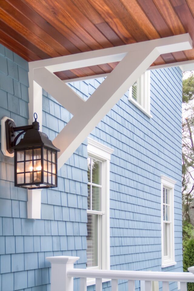 Foto della facciata di una casa blu stile marinaro a due piani