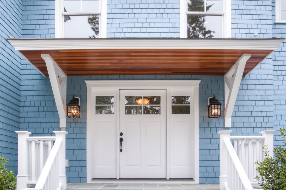 Idées déco pour une façade de maison bleue bord de mer en bois à un étage.