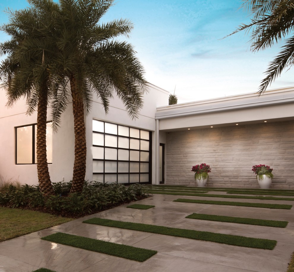 Идея дизайна: большой, двухэтажный, белый частный загородный дом в современном стиле с комбинированной облицовкой и плоской крышей