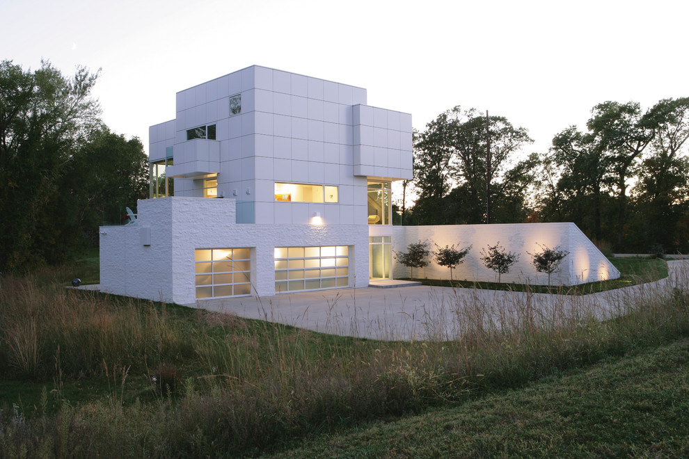 Imagen de fachada de casa blanca contemporánea de tamaño medio de tres plantas con tejado plano