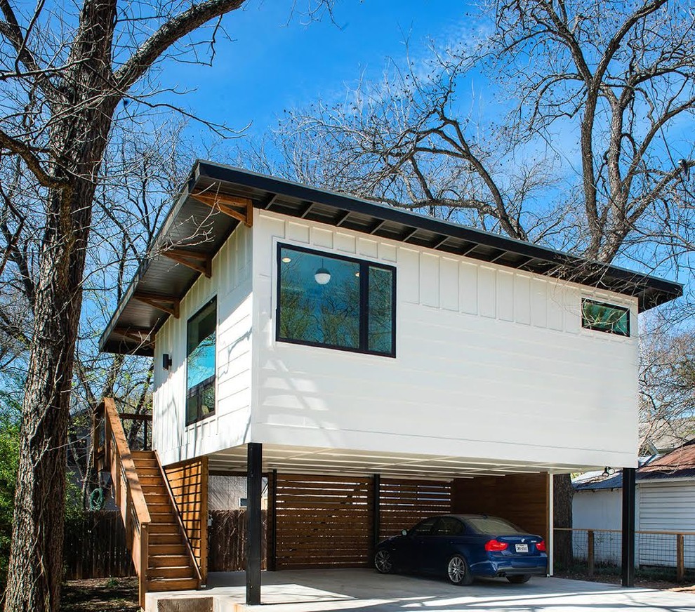 Mittelgroßes, Einstöckiges Landhausstil Einfamilienhaus mit Mix-Fassade, weißer Fassadenfarbe, Flachdach und Blechdach in Austin