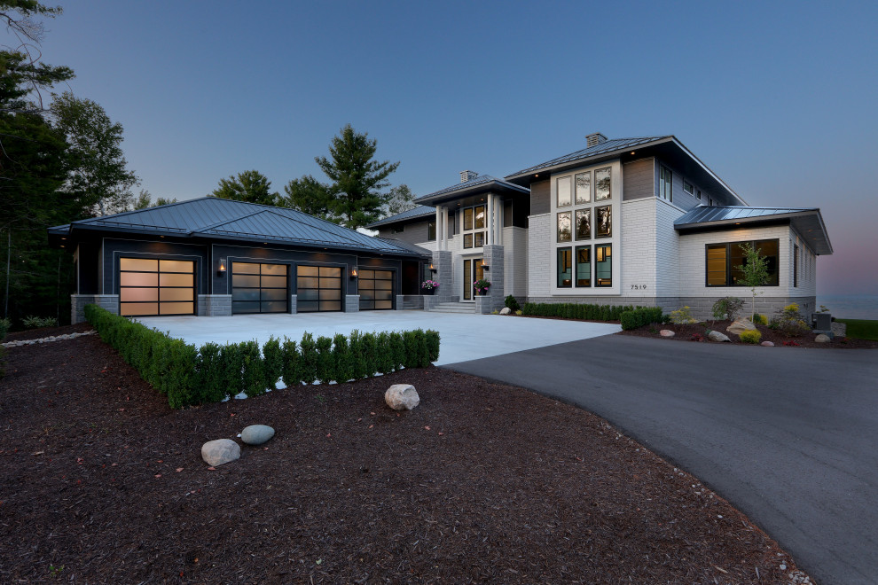 Свежая идея для дизайна: большой, двухэтажный, кирпичный, серый частный загородный дом в стиле неоклассика (современная классика) с вальмовой крышей и металлической крышей - отличное фото интерьера